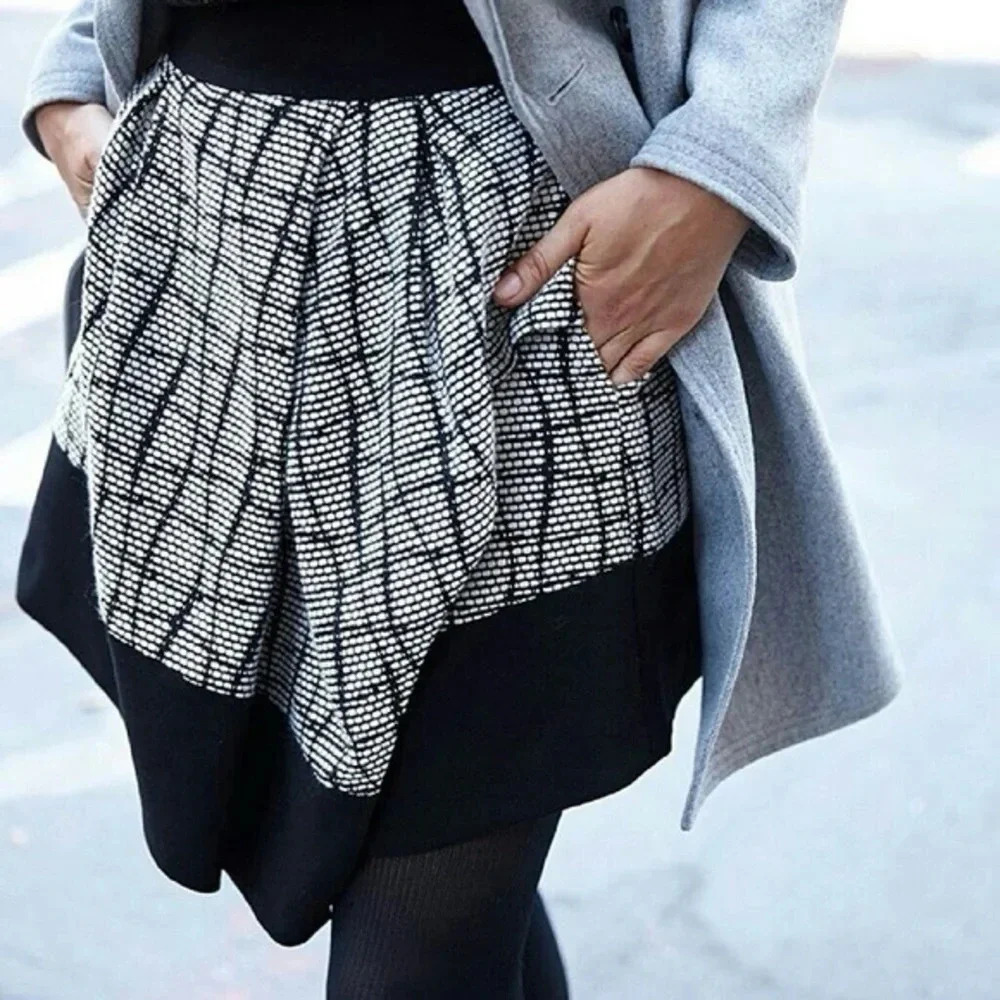 Banana Republic Black & Grey Asymmetrical Jacquard Full Skirt Size 2 XS
